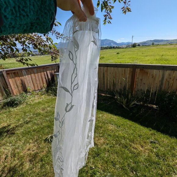 ZANA | Romantic fingertip embroidery floral veil - Picture 5 of 5